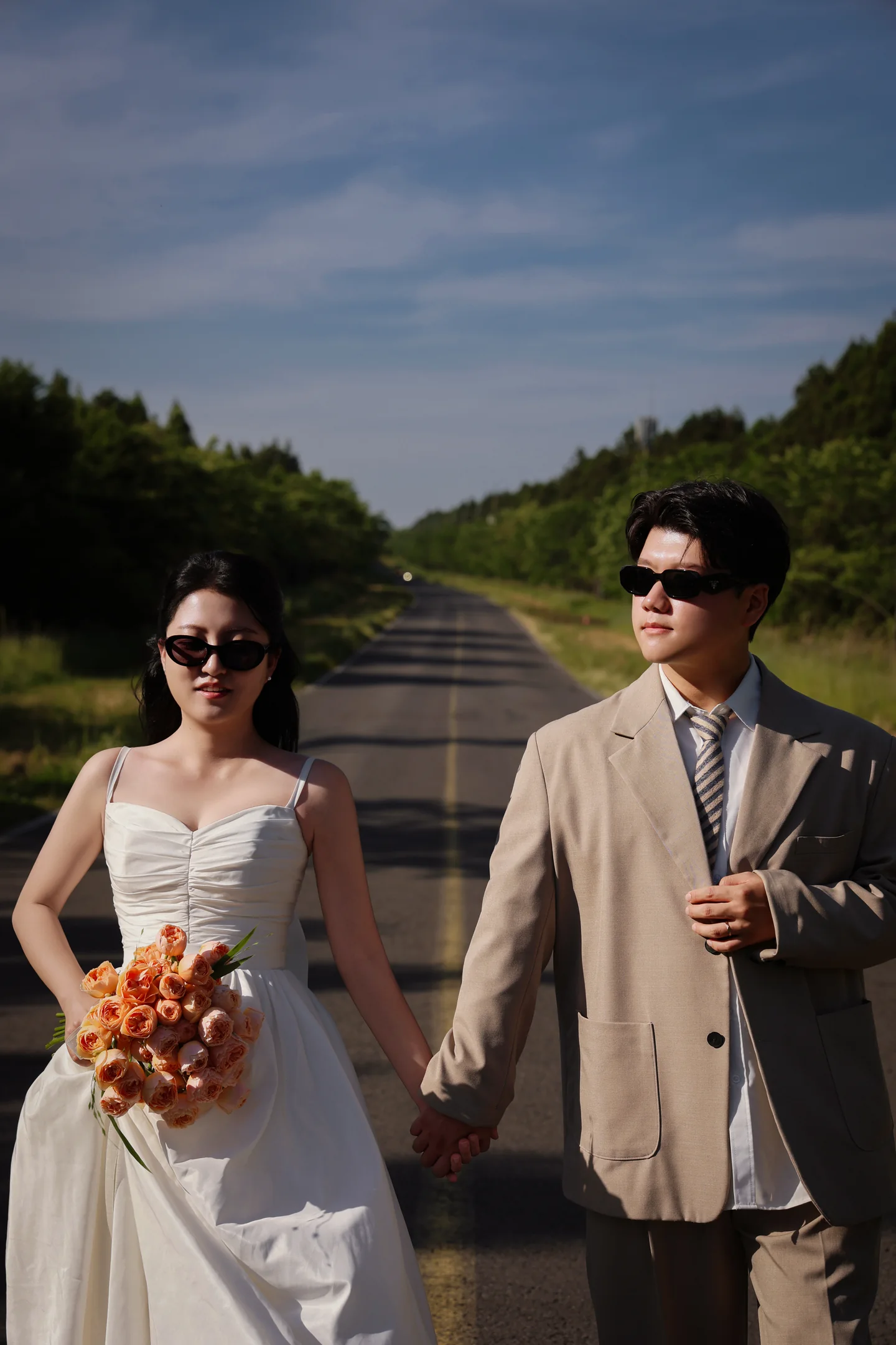나란히 길을 걷는 신랑 신부