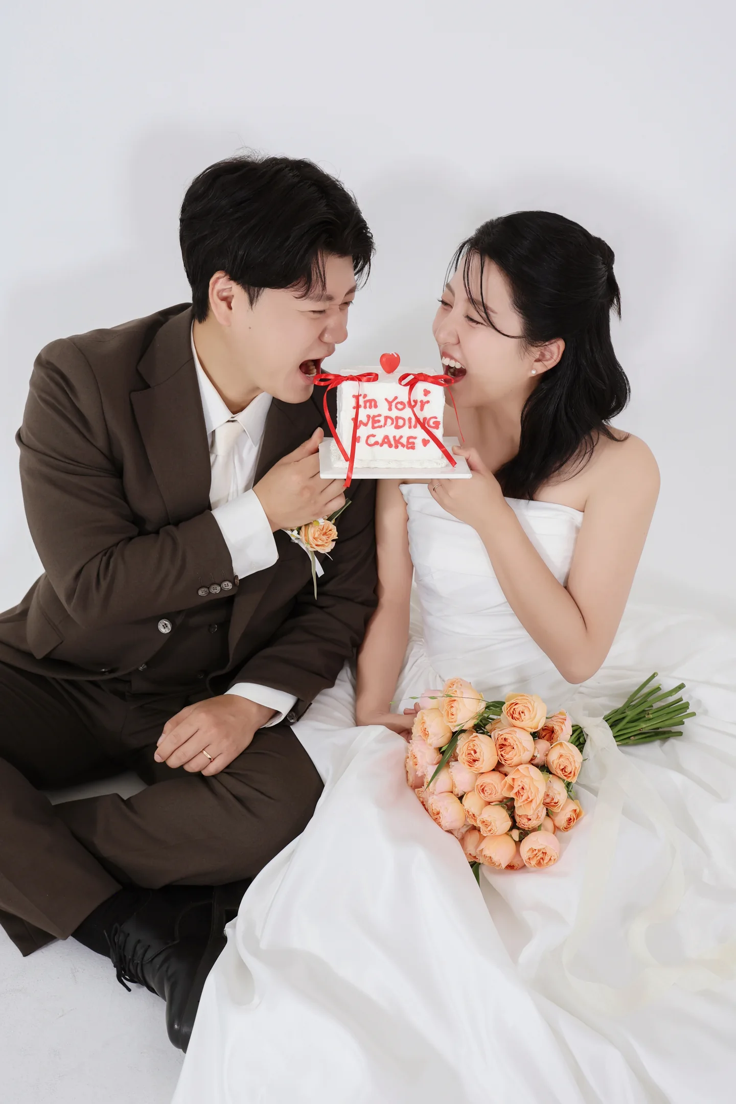 케이크를 들고 웃는 신랑 신부