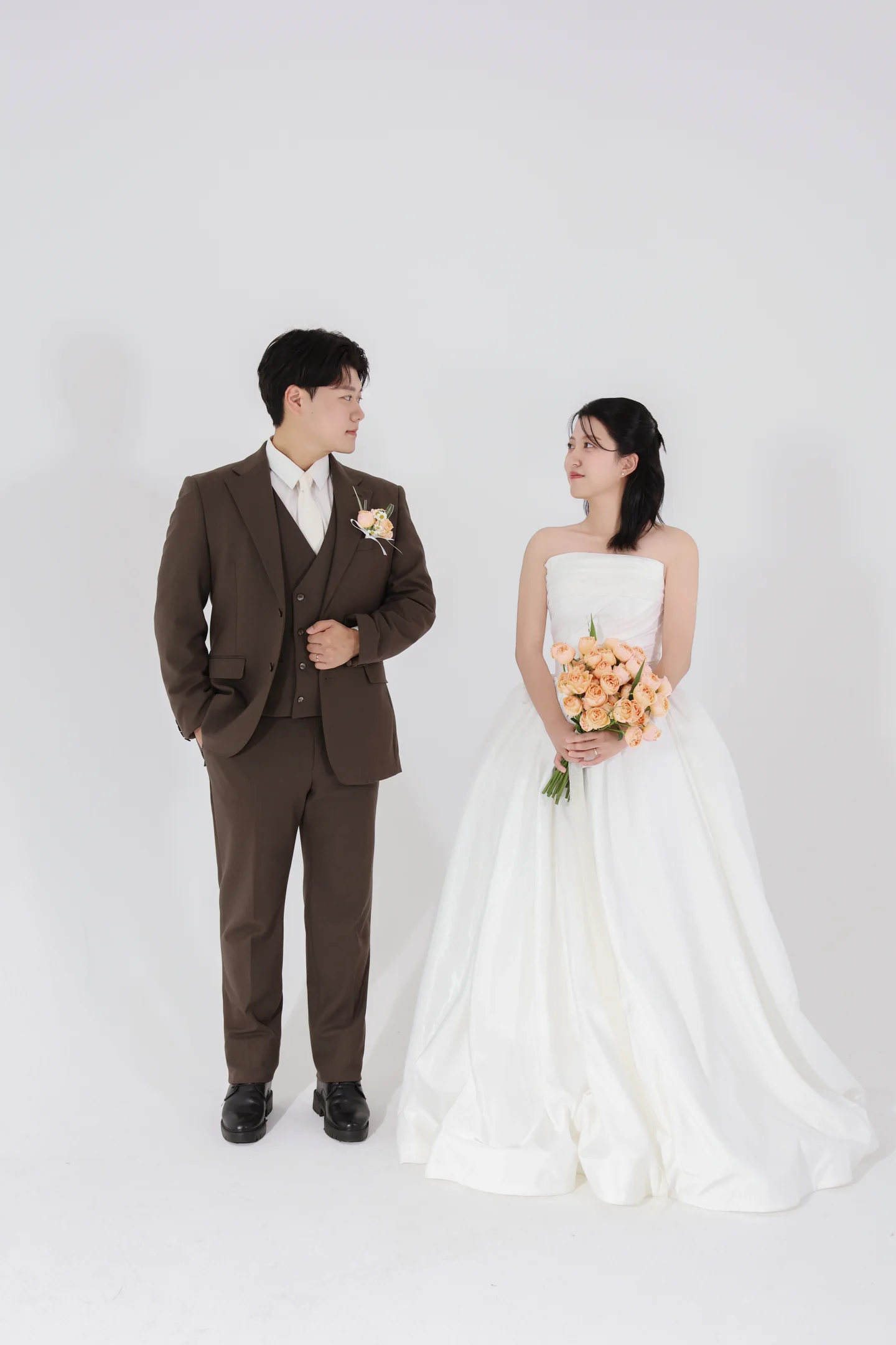 스튜디오에 함께 선 신랑 신부