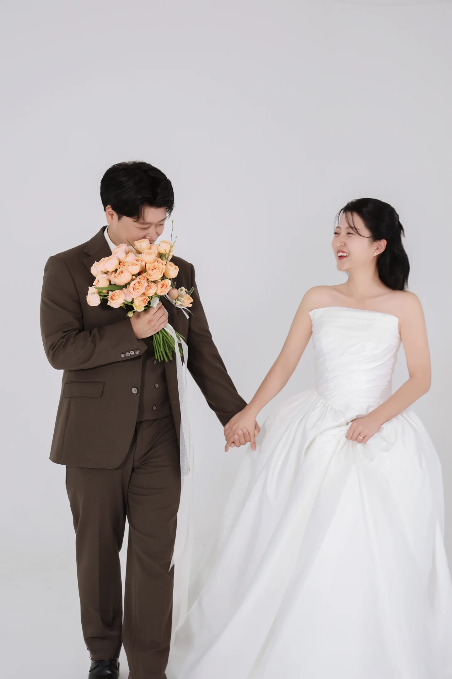 부케를 사이에 둔 신랑 신부