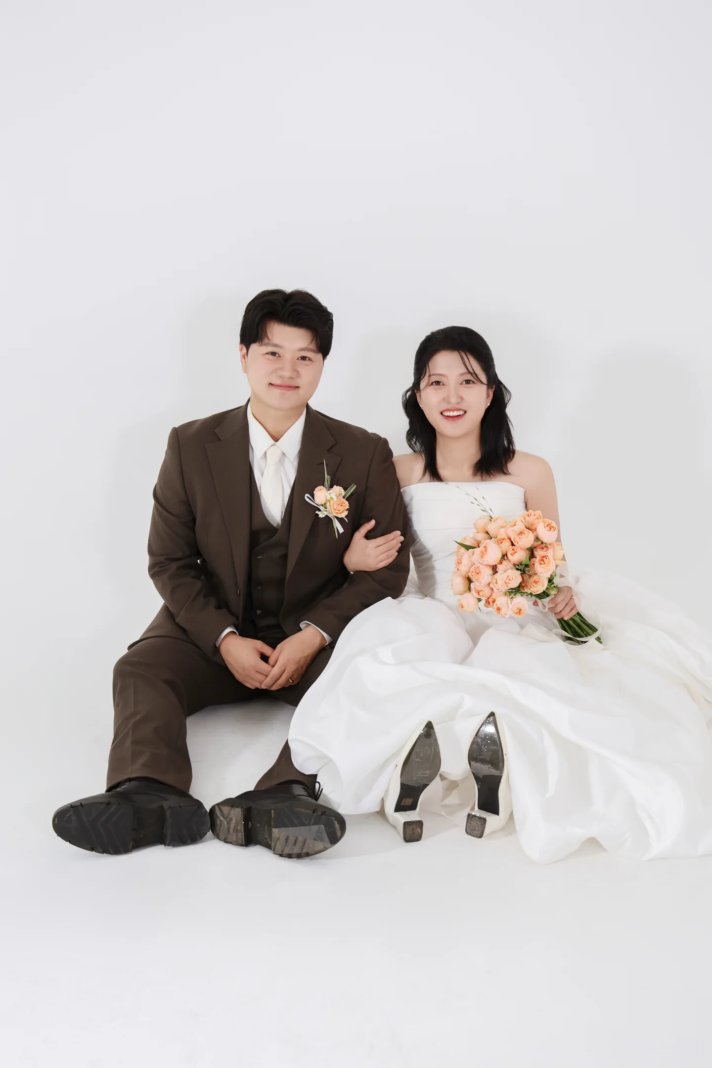 나란히 앉아 웃는 신랑 신부